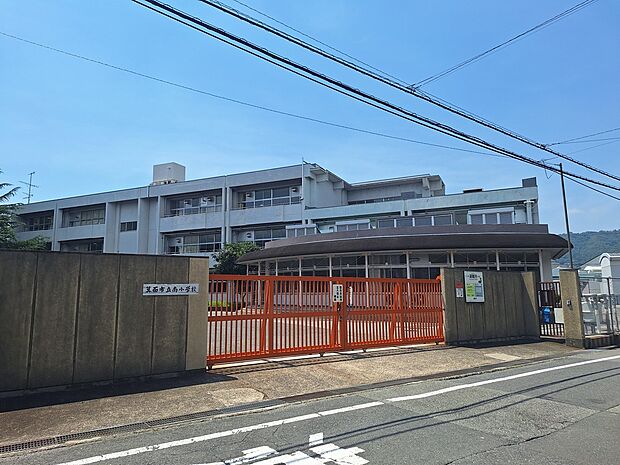 南小学校(約700m)