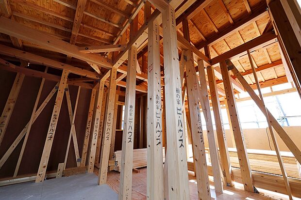 【土台・柱は全て国産ひのき4寸角芯持ち材を標準仕様】ご希望の方は、現在建築中の現場をご案内させて頂きます。