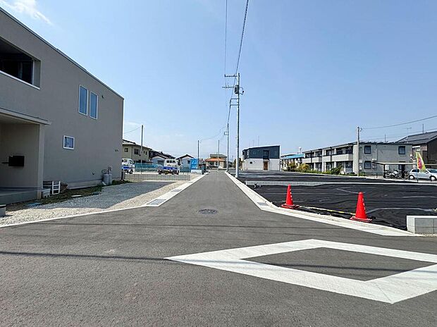 この街で暮らしたくなる魅力が満載。利便性と自然、周辺環境の心地よさは写真や文章では伝えきれません。日々の動線や採光、周辺施設との距離感まで、ぜひ現地でご体感ください。現地(2025年6月)撮影