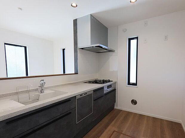 ◇キッチン
リビングダイニングと同配色で統一感のあるキッチン♪
家事時短に便利な食洗機付きキッチンです。