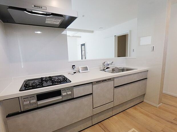 ◇ キッチン
食洗機付きの使い勝手の良いキッチン♪
浄水器一体型水栓で料理をぐっと美味しく体のよものにしてくれるのもポイント♪対面式で家族との会話も弾みます♪