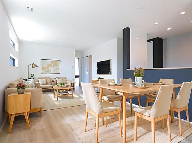 ゆったりとしたリビングには横長の窓がバランスよく配置されています。そこから入る陽射しが明るく暖かい空間にしてくれます。※家具配置イメージ写真