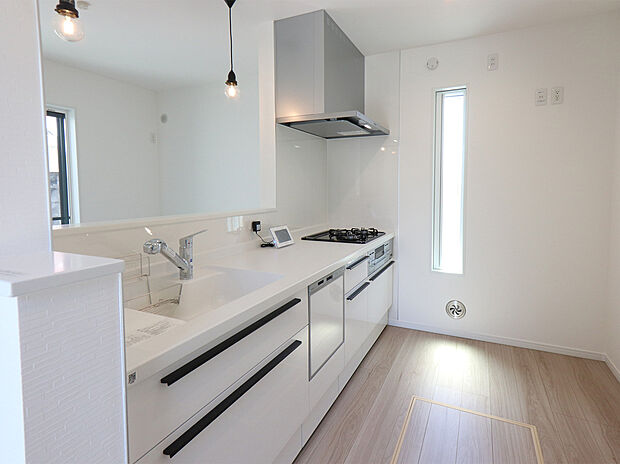 ◆食洗機付きで使い勝手の良いシステムキッチン。浄水器一体型水栓のため、料理をぐっと美味しく、体に良いものにしてくれるのも嬉しいポイント。対面式でご家族との会話も弾みます。