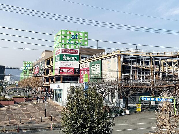 アツギトレリスまで1100m 商業複合施設です。 1階から4階まであり、サンドラックやロピア、ダイソーやコナミスポーツクラブなどが入っています。駐車場は約1500台完備。