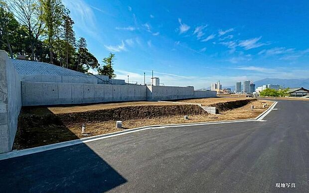 ●前面道路6mのゆとり
接道は6m以上あるためお車の出し入れもラクにできます。また前面道路はお住まいの方の通行がメインのため車の行き来も少なく、小さなお子様がいるご家庭でも安心ですね。