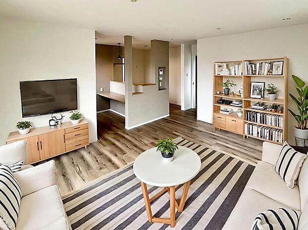 ◆こだわりの詰まったLDK
アクセントクロスやニッチ、キッチンの手元灯やカウンター等こだわりの詰まったLDK♪オールフローリングでお掃除もしやすいです。