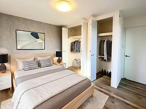 【リビング以外の居室】◆収納付き6.5帖の主寝室
二面採光で風通し良好な主寝室には2つの収納付き。バルコニーへ出入りできる快適な空間です。(1号棟)