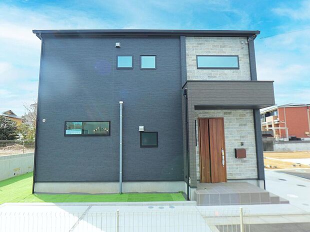 【現地外観写真】◆ゆとりのある敷地でお車２台をゆったりと駐車していただけます！外観は、スタイリッシュで飽きのこないデザイン♪（7号棟）