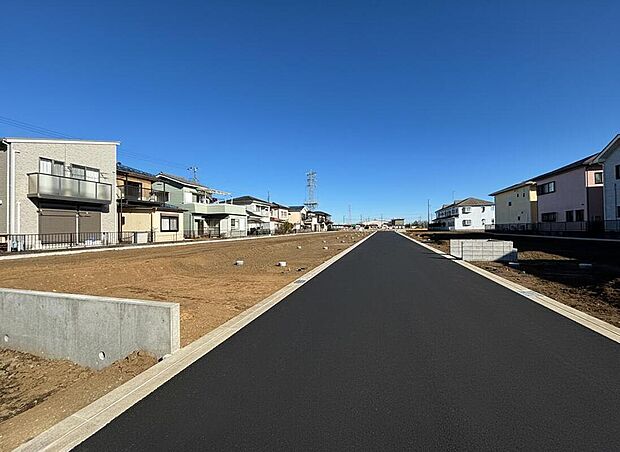 【前面道路含む現地写真】前面道路が約6mとゆったり。車のすれ違いや駐車・出庫もスムーズで、日々の移動が快適です。現地（2026年1月）撮影