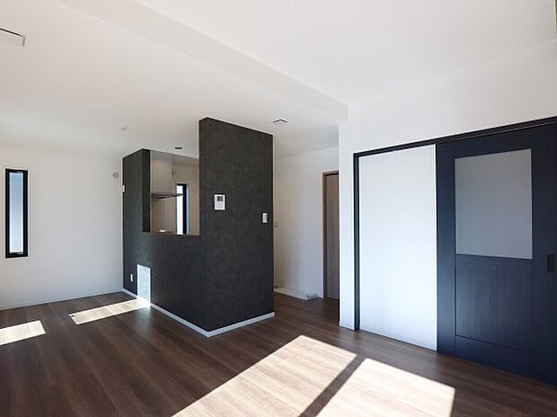 【◇リビングダイニング】ブラックの配色がスタイリッシュな空間です。自分好みの家具をレイアウトし、心地よい空間が作れます。