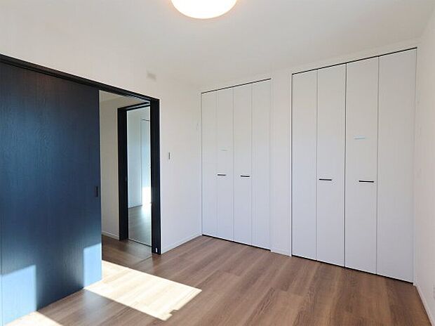 【◇洋室A】ダブルベッドが置けて夫婦部屋にぴったりです。扉はデッドスペースの少ないスライド式です。