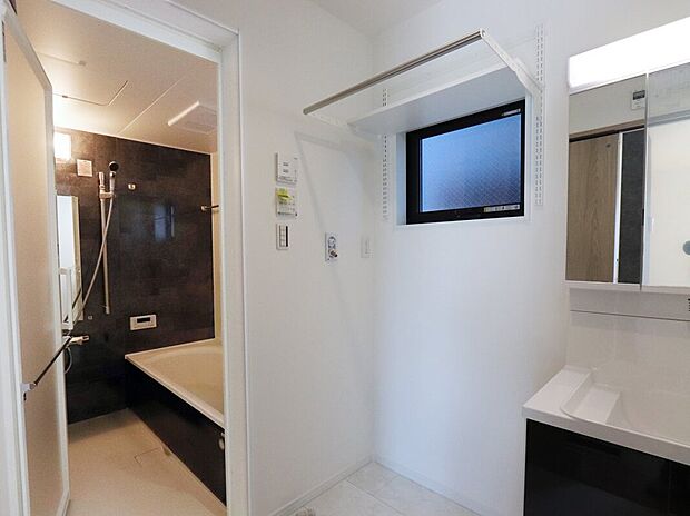 【◇洗面スペース】ハンガーのかけられる可動式棚付きです♪洗剤等やタオルの収納ができ、スペースをスッキリとご利用いただけます。