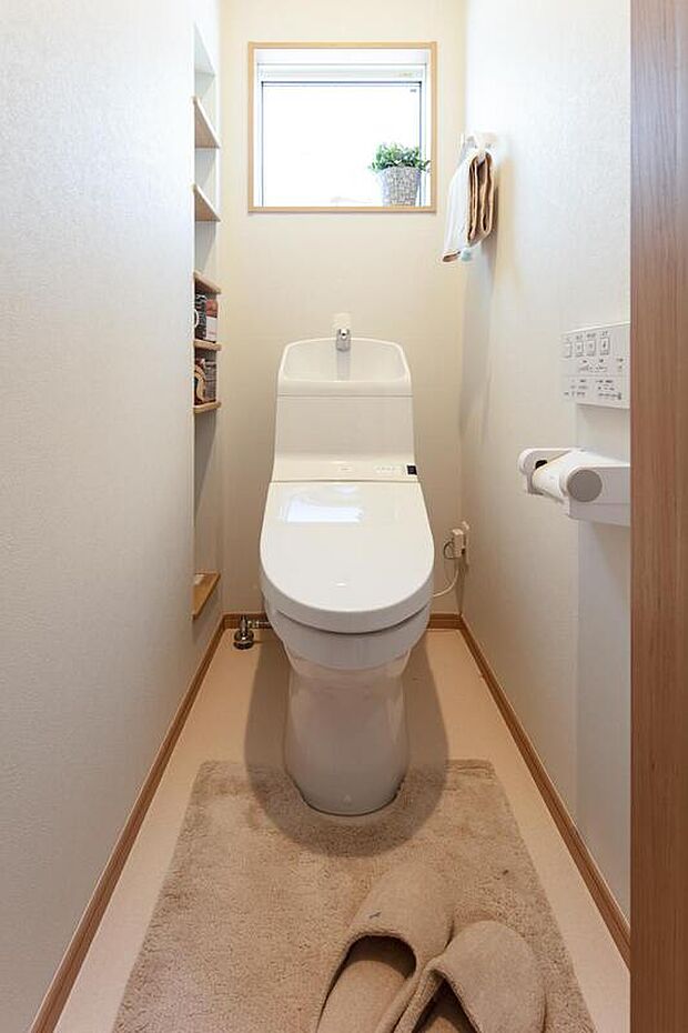 【<LIXIL>べーシアシャワートイレ】つぎ目のないキレイ便座や、汚れがツルンと落ちるアクアセラミックなどお掃除ラクラクなトイレ。1階・2階とも快適に使えるウォシュレットです。
(画像はイメージです)