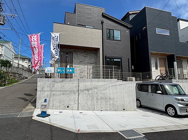 【現地外観写真】◆高級感のある外観で統一感を持たせながら、それぞれアクセントの効いた配色がオシャレなこだわりの詰まった分譲地です。(1号棟)