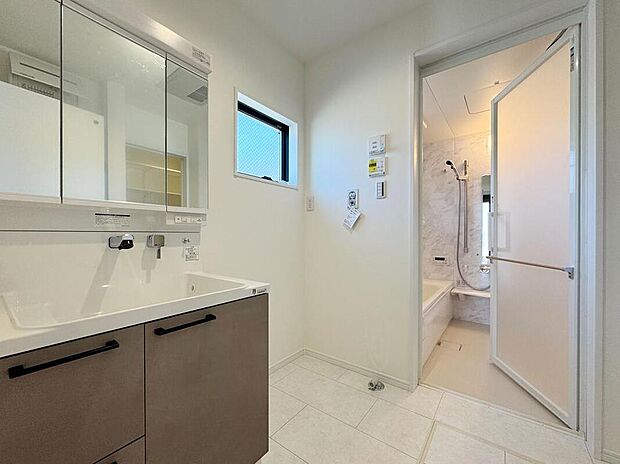 【洗面台・洗面所】◆朝の身支度もばっちりな三面鏡♪
ミラー裏に歯ブラシや化粧品等をスッキリ収納頂けます!メガネやスマホが置ける溝もあって便利!(1号棟)