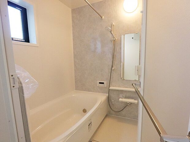 【◇ 浴室】お湯が冷めにくい高断熱浴槽。換気乾燥暖房機付きなので、雨の日でも洗濯物が乾かせます。