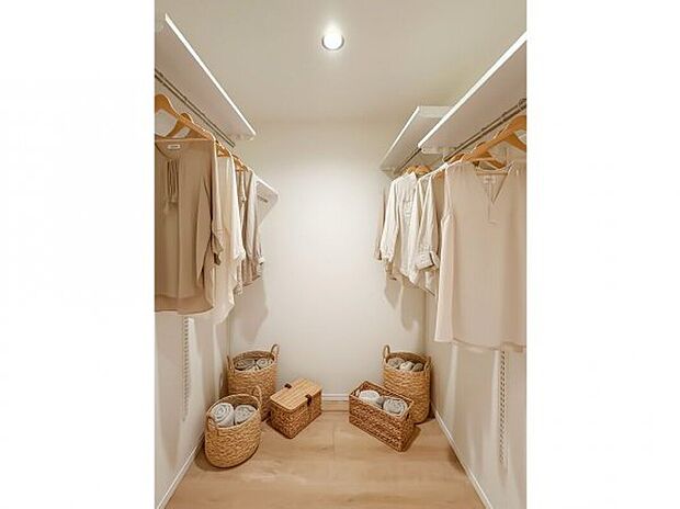 【◇ ウォークインクローゼット】シーズンごとの衣替えが楽々!広いウォークインクローゼットで、衣類やお子様の持ち物もきちんと整理できる空間です。※家具はイメージです。物件に家具は配置しておりません。