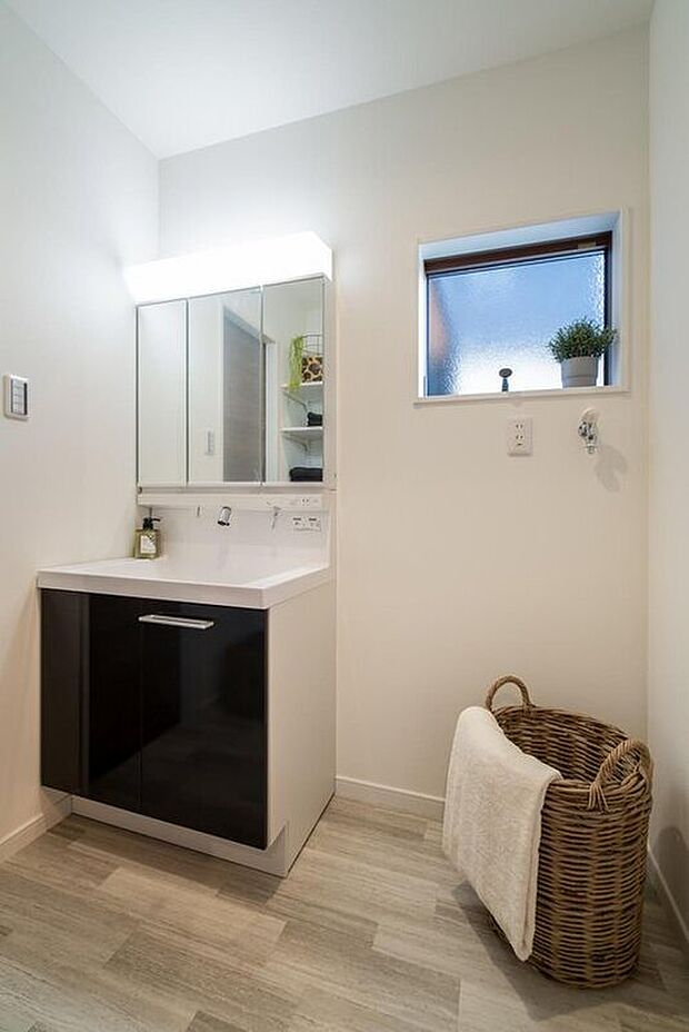 【＜LIXIL＞MV】三面鏡裏に収納ができ、高さも自由に変えることができるので便利です。お手入れが楽な工夫のある洗面化粧台です。
（画像はイメージです）