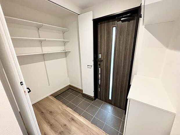 【玄関】サンダルにスニーカー、ブーツなど家族全員の靴もしっかり収納できます。季節外れのものは上段へ普段使いのものは手の届くところと使い分けられます。