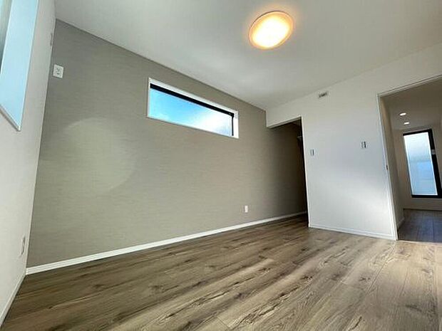 【洋室】季節ごとの衣類や小物をたっぷり収納できる約2.0帖WICのある洋室。ベッドを置けば、1日の疲れを癒す落ち着いた空間になります。