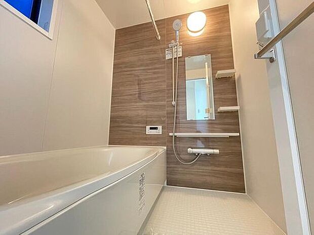 【浴室】換気乾燥暖房機付きの快適な浴室でゆったりしたバスタイムを過ごせます。窓からの換気も可能で快適な空間を保てるのも魅力です。