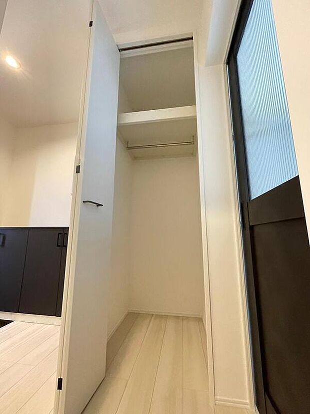 【収納】◆玄関まわりにWICとは別の収納を備え、使い分けしやすい構成です。