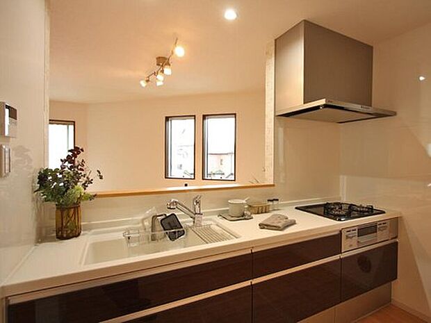 【<LIXIL>システムキッチン ES】食器洗い乾燥機が標準仕様のシステムキッチン。
おしゃれな人造大理石トップは汚れがしみこみにくく、お掃除も楽。
便利な浄水器組込み水栓です。
(画像はイメージです)