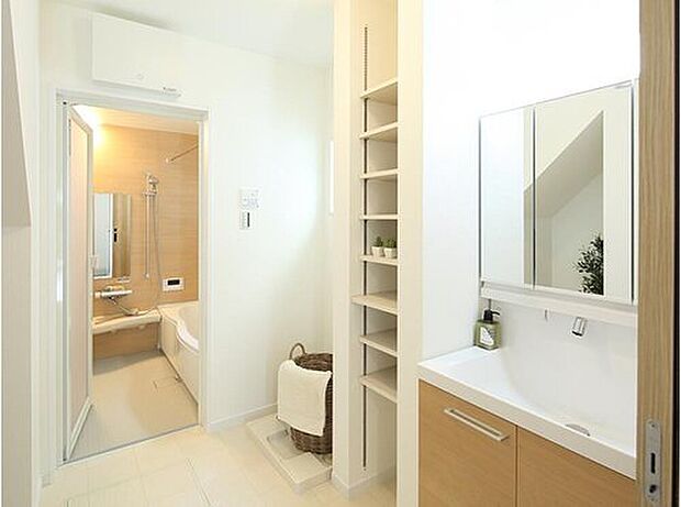 【<LIXIL>MV】<LIXIL>MV
ミラーの裏に収納ができ、トレーの高さも変えられるので便利です。水たまりができない「キレイアップ水栓」など、お手入れが楽な工夫のある洗面化粧台です。
(画像はイメージです)