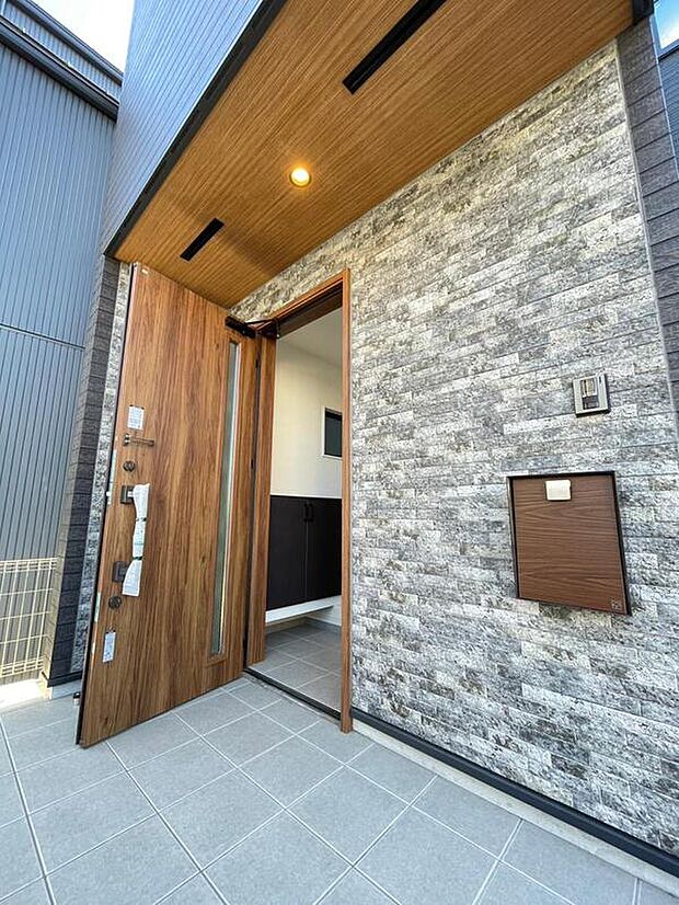 【玄関】暖かみとオシャレさを備えた玄関ポーチ。
茶色いポストがアクセントに!