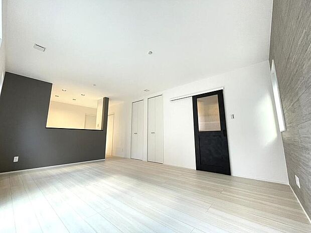 【リビング】リビングにも収納があり、大きめのテーブルやソファなど家具もしっかり配置していただけます!ゆっくりとした広さで家族団らんの時間をお過ごし頂けます♪