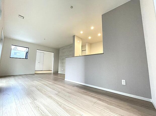 【リビング】◆横長設計のリビング！
和室と合わせて、ダイニング・くつろぎスペースを分けやすいレイアウトです！