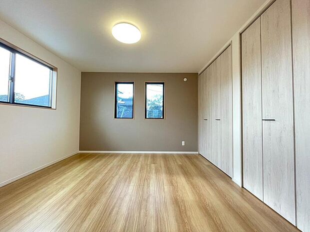 【リビング以外の居室】◆室内に光が差し込むオシャレな主寝室
各部屋に十分なサイズの収納があります。
（2号棟）
