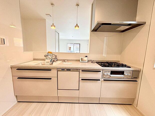 【キッチン】◆とにかくオシャレなキッチン！
食洗器付きなので、お皿洗いの手間が省ける！収納スペースも充実した使い勝手の良いキッチンです。（2号棟）