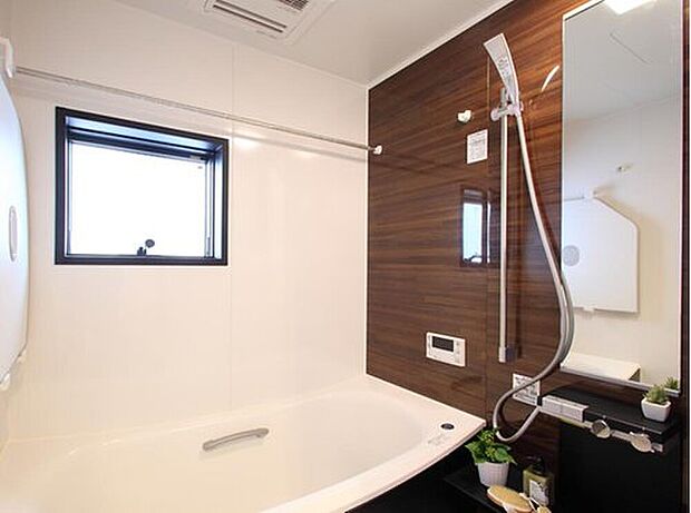 【＜LIXIL＞システムバスルーム AX】お湯が冷めにくい高断熱浴槽。換気乾燥暖房機付きなので、雨の日でも洗濯物が乾かせます。
（画像はイメージです）