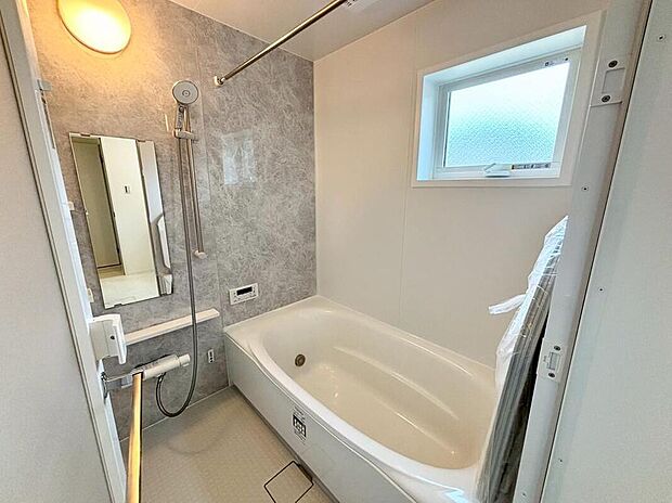 【浴室】◆保温力抜群のお風呂
お風呂には窓があり、閉塞感なくゆったりとしたバスタイムを楽しめます。冷めにくい浴槽を採用しているので、追い炊き時間も短く経済的です。（2号棟）