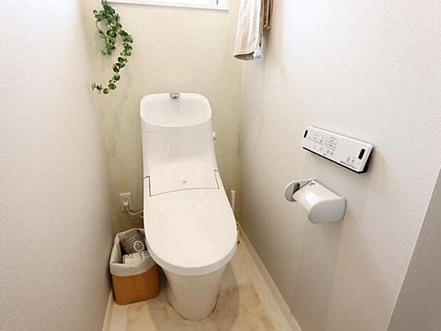 【＜LIXIL＞べーシアシャワートイレ【フチレス】】つぎ目のないキレイ便座や、汚れがツルンと落ちるアクアセラミックなどお掃除ラクラクなトイレ。快適に使える温水洗浄機です。
（画像はイメージです）