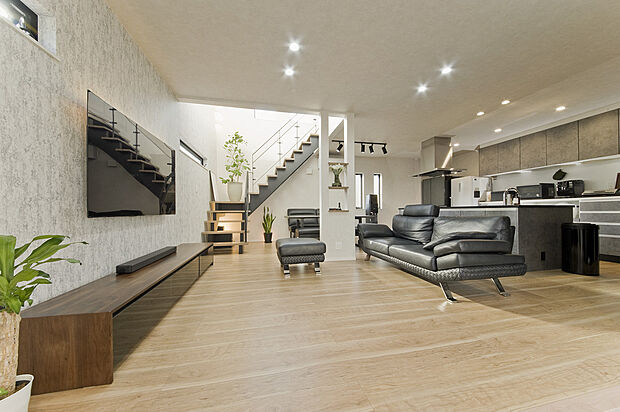 間取りお打ち合わせの際一番、ご要望の多い声が、広いリビングにしたい!!そんなお客様の要望を現実に致します。
リビング内の明るさも自然の明かりを取り入れます。
(当社施工例)