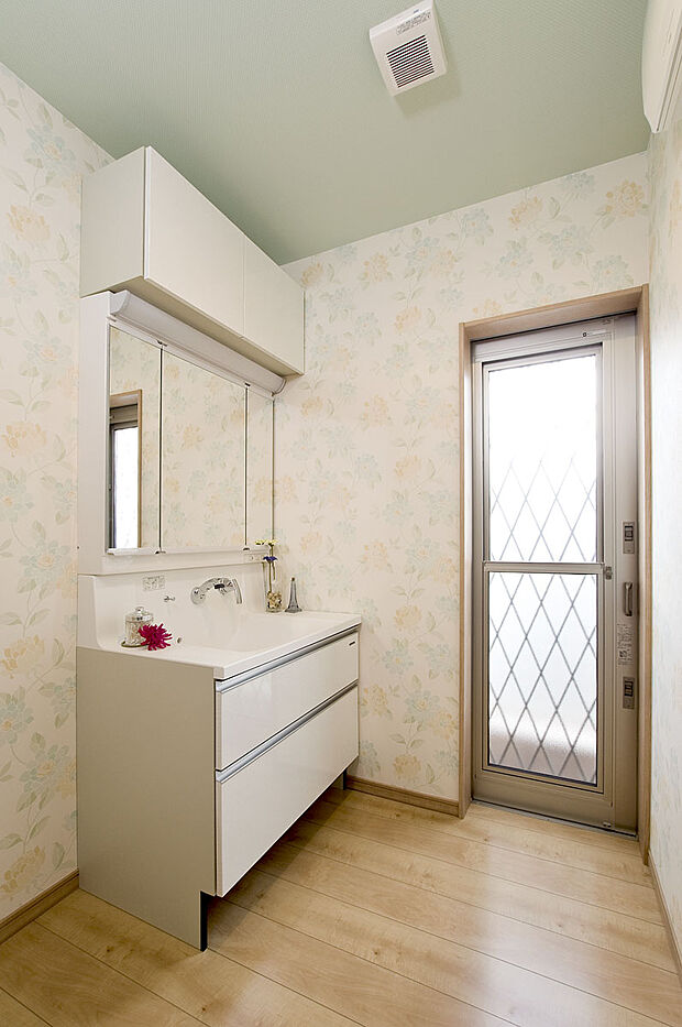 【当社施工例】一戸建てならではの広々洗面、お子様とのお風呂上りでも、安心です。