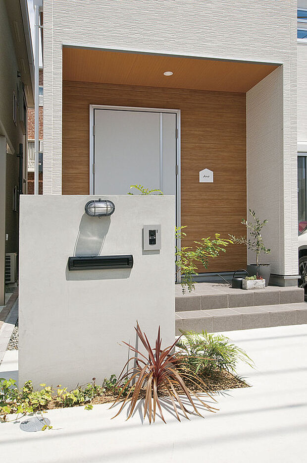 【玄関写真】ちょっとした広さの植栽・ガーデニングスペースは初心者の奥様におすすめ、毎日少しの楽しみが一日の始まりをより良いものにします。