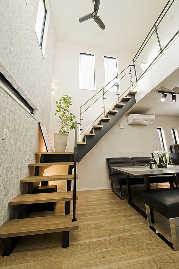 【デザイン階段】階段をオープンにすることでデザイン、開放感がグンと高まります。