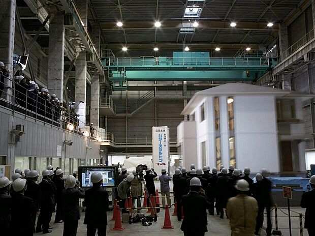 【トヨタホームは地震に強い 】強靱な構造体と二次被害防止策で、万一、大地震が起きても安心です。高層ビルにも採用されている強靱な鉄骨ラーメン構造で、大地震による大きな力に対しても変わらぬ強さを発揮します。また、壁面にしっかり固定された備え付け収納や、揺れても扉が開かない耐震ラッチなどで、二次被害も防ぎます。