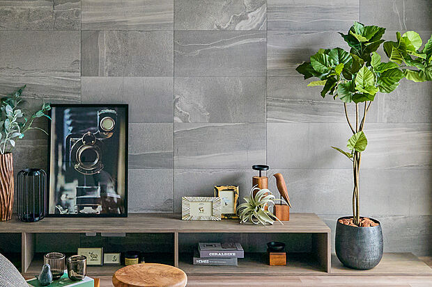 【エコカラット】内装壁タイルとして空間のデザイン性を高めるだけでなく、快適な湿度に保とうとする調湿機能を持ち、気になるにおいや有害な物質を低減します。（参考写真）