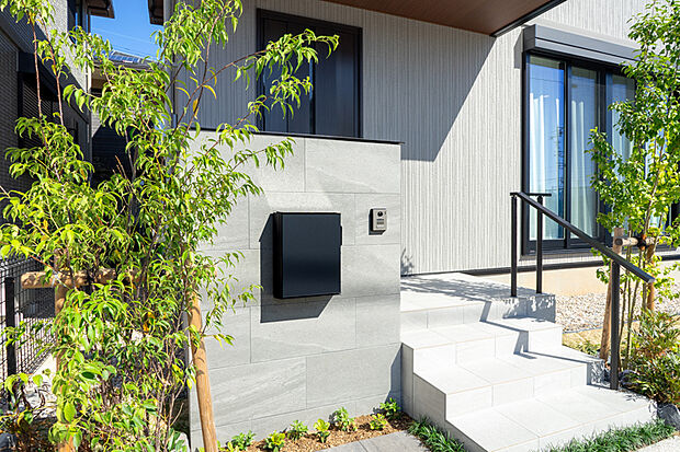 【No.6号棟 外観写真】南側道路で日当たり良好な区画。資料請求、相談予約受付中