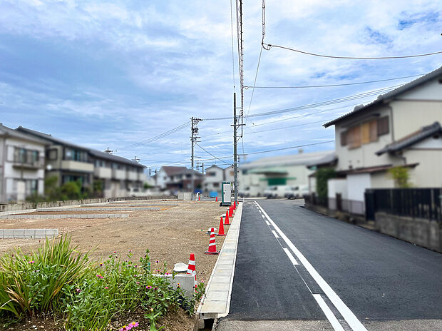 【現地写真(2026年9月撮影)】前面道路は一方通行で車通りが少なく、駐車が苦手な方も安心して停められます。