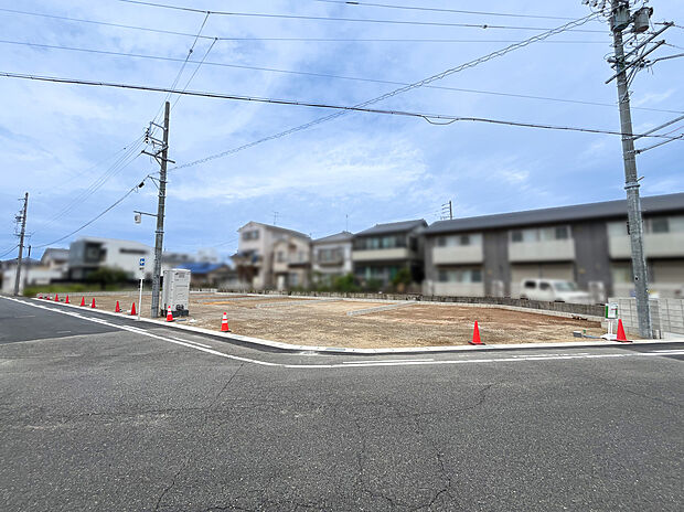 【現地写真(2026年9月撮影)】全6区画が南向きの分譲地。整形地で高低差が少なく、プランニングしやすい分譲宅地です。