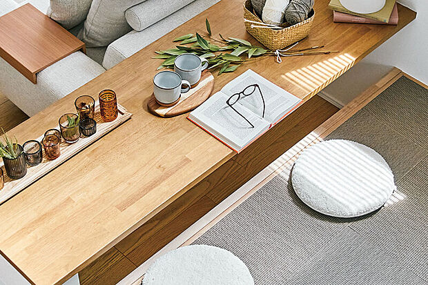 【リビングを見渡せる心地よい小上がり空間】
小上がり部分が半個室感を演出し、段差部分に腰掛けて会話も楽しめます。※号棟により採用状況が異なります。