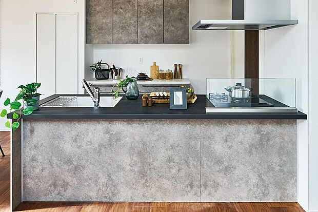 【ペニンシュラキッチン】
開放的で家族との交流も楽しめるペニンシュラキッチン。リビングとの一体感も感じられるモダンで使いやすいデザインです。※画像はイメージです。