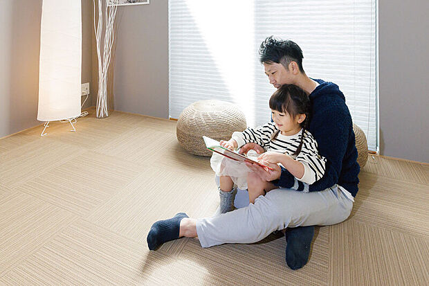 【コネクトルーム(テキスタイルフロア)】
リビングに隣接したコネクトルーム。建具の開閉でキッズスペースや書斎、客間など多目的に活躍します。※号棟により採用状況が異なります。※写真はイメージです。