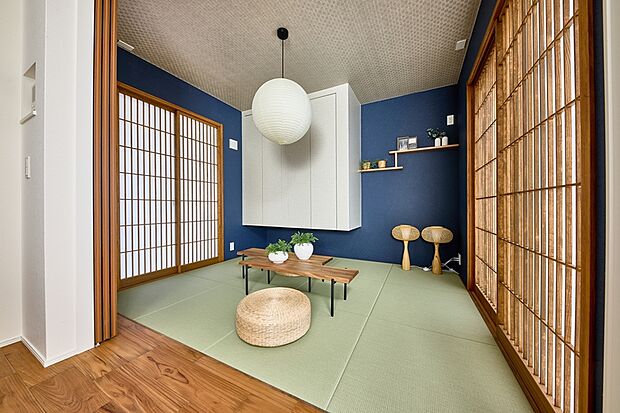 【風情ある「和室」】
障子や畳から和の情感が醸し出される空間をご用意しました。優雅に憩いの時間を過ごせて、来客を心地よくおもてなしできます。※1号棟モデルハウス/2025年12月撮影