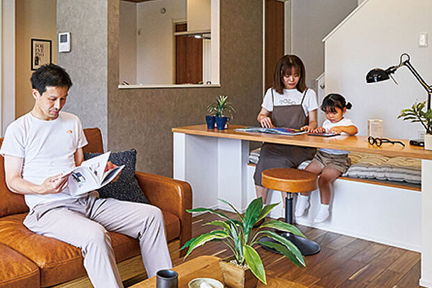 【スキップDEN】
小上がりに設けたカウンター付の空間。リビングとつながりながら、自分の時間をゆったりと過ごせます。※号棟により採用状況が異なります。※画像はイメージです。